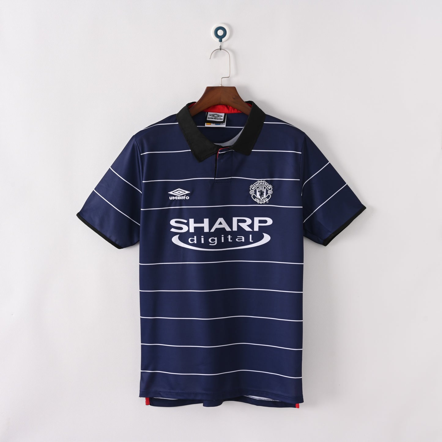 Retro 1999/00 Manchester United home jersey